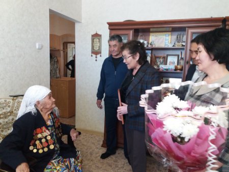 Коллектив ОЦ СПИД посетили с поздравлениями жительницу города Актобе Ажар Уразгалиеву, ветерана Великой Отечественной войны