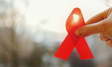 1984 Американский ученый Роберт Галло объявляет о том, что открыл вирус СПИД, однако это произошло через год после французского открытия.